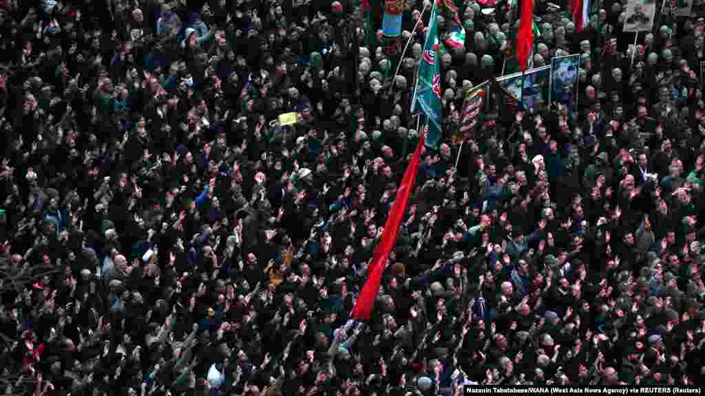 Иранцы вышли на улицы, чтобы почтить память генерала Сулеймани. Тегеран, 4 января 2020 года