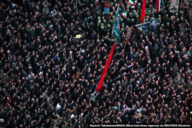 گەنەرال كاسەم سۋلەيمانيدى ازا تۇتۋ شاراسىنا جينالعان يراندىقتار. تەگەران، 4 قاڭتار 2020 جىل.