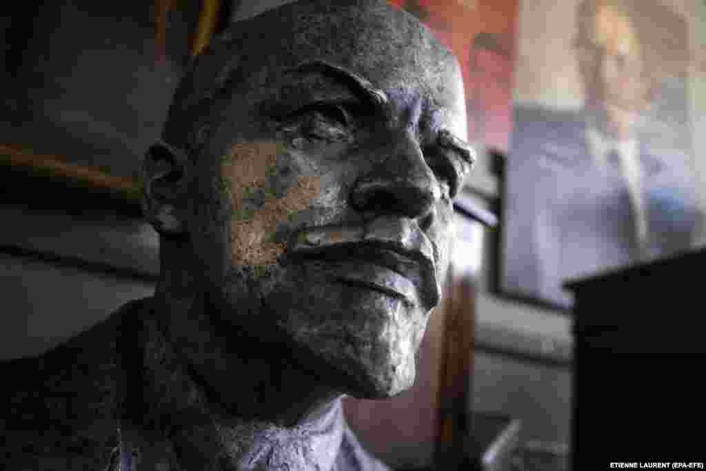 Lenin mellszobra