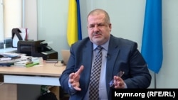 Рефат Чубаров зазначив, що суд у Криму «є незаконним і виносить рішення, які завчасно затверджені спецслужбами Росії»