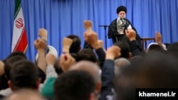 Иранның рухани көсемі аятолла Әли Хаменеидің жиында сөйлеп отырған сәті. 25 маусым 2016 жыл.
