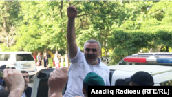 Afqan Muxtarli waves to supporters in Baku on May 30.