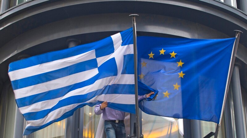 Грција очекува забелешки за нацрт спогодбата и напредок во спорот за името 