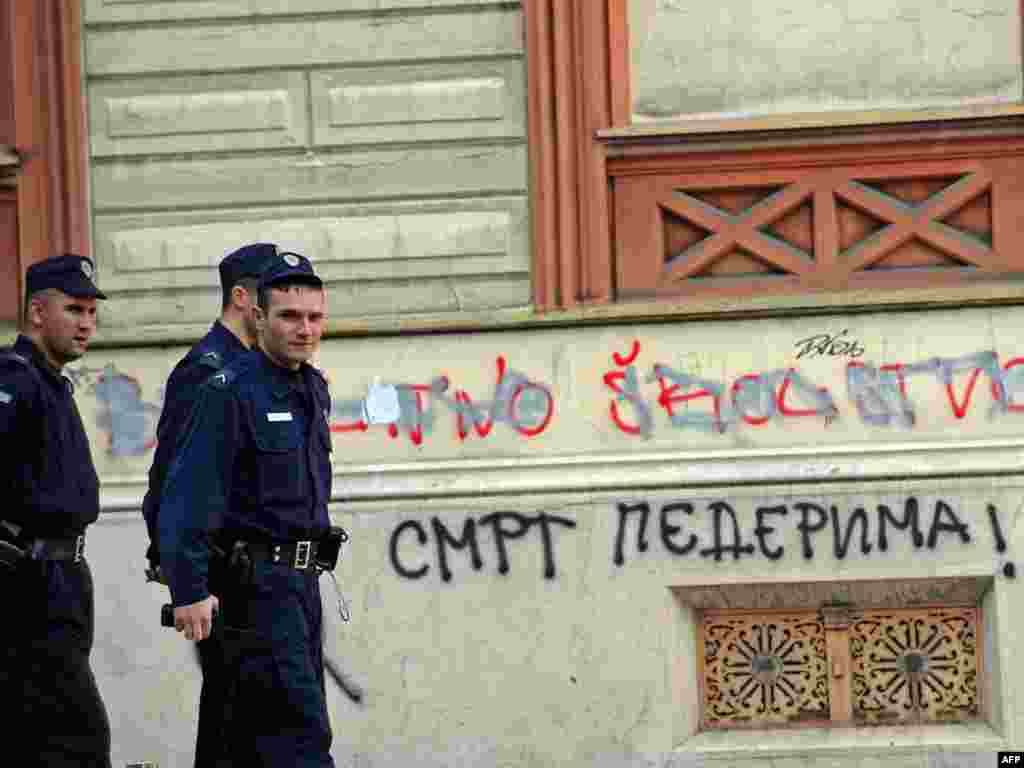 Prva Parada ponosa u Beogradu organizovana je 30. juna 2001. godine pod sloganom &quot;Ima mesta za sve nas&quot;. Malobrojne učesnike i učesnice na Trgu Republike napala je velika grupa pripadnika desničarskih organizacija i navijačkih grupa. Policija nije reagovala na nasilje. Više od 40 osoba je povređeno. Zvanična reakcija Vlade je izostala. Do jeseni 2003. godine inicijative za održavanjem Parade ponosa u Beogradu - nije bilo.