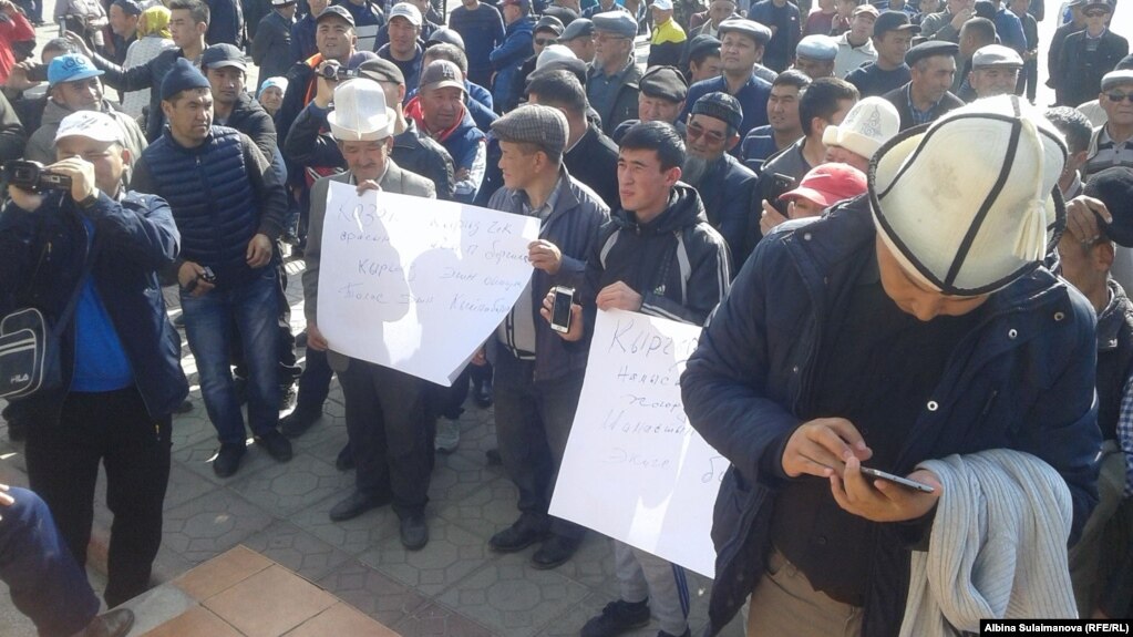 По словам участников акции, поводом для их пикета стали слова президента КР Алмазбека Атамбаева. Талас, 29 октября 2017 г.