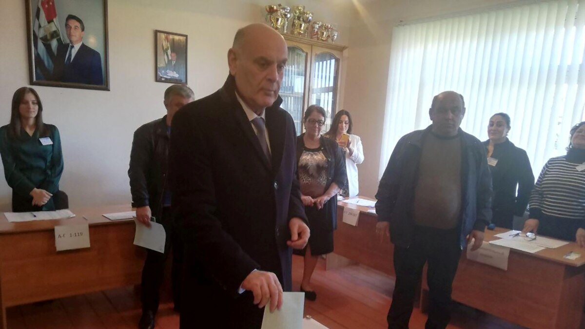 Аслан Бжания хочет задействовать с Тбилиси новую переговорную площадку