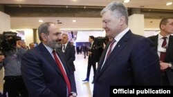 Встреча премьер-министра Армении Никола Пашиняна (слева) и президента Украины Петра Порошенко, Давос, 24 января 2019 г․