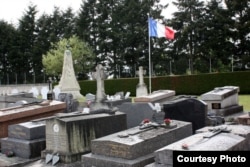 Французький прапор над могилами загиблих у Другу світову війну бійців Іноземного легіону та військовополонених, серед яких були й українці. Франція, 8 травня 2016 року