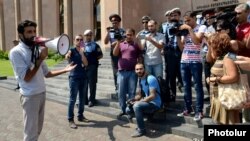 Акция протеста перед мэрией Еревана, август 2013 г․