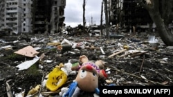 Дитяча іграшка біля зруйнованого будинку у Бородянці, що на Київщині, 6 квітня 2022 року
