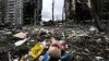 Детская игрушка возле жилого многоквартирного дома, разрушенного во время масштабной войны России против Украины. Город Бородянка Киевской области, 6 апреля 2022 года. Фото: Genya SAVILOV / AFP