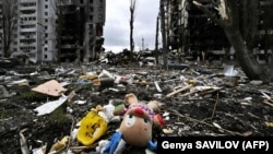 Детская игрушка возле разрушенного жилого многоквартирного дома, город Бородянка Киевской области, 6 апреля 2022 года 