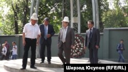 Премьер-министр Кыргызстана Жанторо Сатыбалдиев (второй справа) принимает участие в памятных мероприятиях по жертвам Июньских событий. 10 июня 2013 года. 