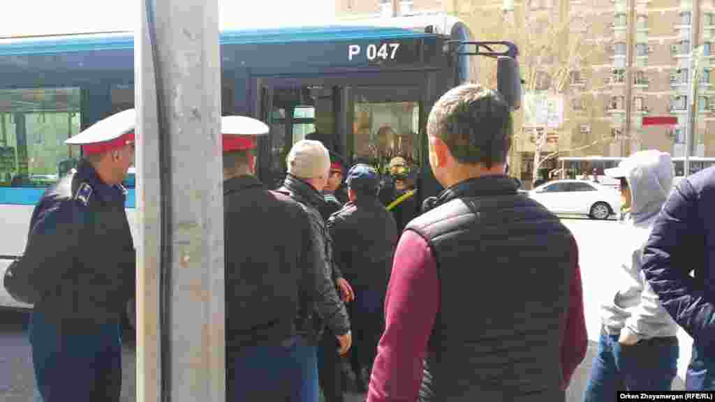 Полиция ұсталған азаматтарды автобусқа отырғызып жатыр. Нұр-Сұлтан, 1 мамыр 2019 жыл.