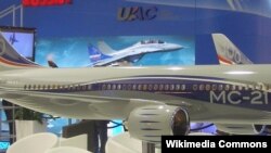 В 2010 году Россия представила в Фарнборо модель самолёта MC-21. В 2017 году ожидался выпуск первого "серийного" самолёта.