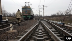 Від січня активісти, серед яких депутати Верховної Ради та люди, що називають себе ветеранами АТО, блокують деякі ділянки залізниці з вимогою припинити, за їхніми словами, торгівлю з окупованими районами Донбасу