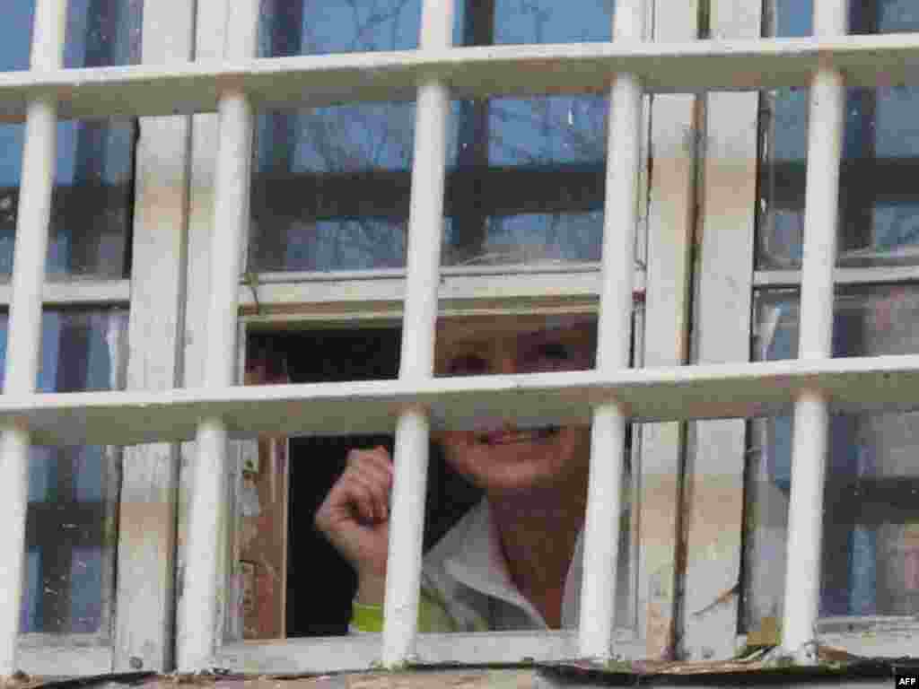Лідер партії &laquo;Батьківщина&raquo; Юлія Тимошенко виглядає з вікна Лук’янівського СІЗО, Київ, 4 листопада 2011 року