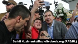 Саакашвили спрашивает мнения своих сторонников, идти ему вместе с партией Кличко на выборы или нет