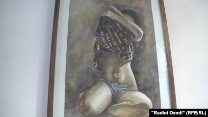 Tos suyagida yalangoch qizlar