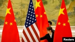 Flamuri amerikan dhe ai kinez. 