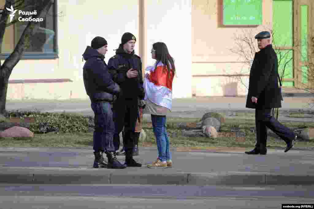 На выхадзе і на падыходах да пляцоўкі ў Кіеўскім сквэры міліцыянты патрабавалі ад наведнікаў, каб тыя хавалі бел-чырвона-белыя сьцягі.