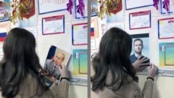 Школярі замінюють портрет Володимира Путіна фотографією Володимира Навального і завантажують відео в мережу TikTok. Січень 2021 року