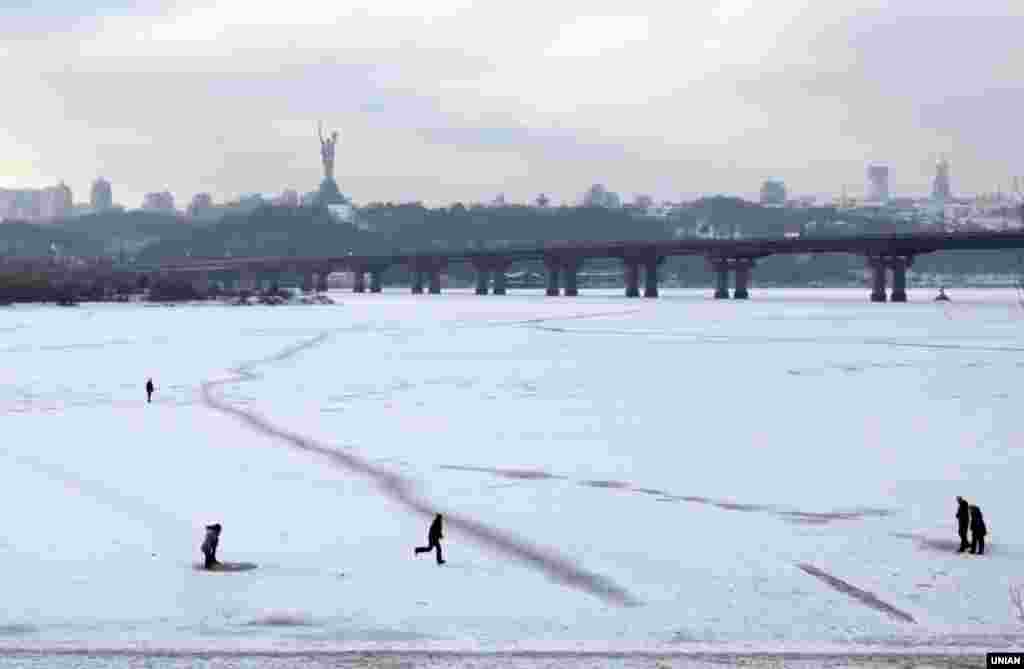 Через сильні морози у Києві замерз Дніпро, 4 січня 2015 року​