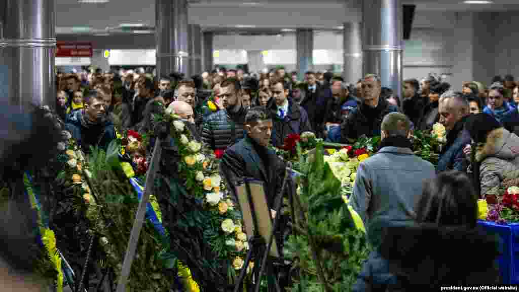 Ukrainian President Volodymyr Zelenskiy pays his respects at the ceremony.