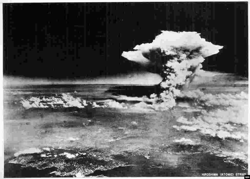 O fotografie publicată de Muzeul Memorial al Păcii din Hiroshima arată explozia cauzată de bomba atomică în orașul japonez, fotografiată de armata SUA, pe 6 august 1945.