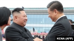 Հյուսիսային Կորեայի ղեկավար Կիմ Չեն Ընը դիմավորում է Չինաստանի նախագահ Սի Ծինպինին, արխիվ, Փհենյան, 20 հունիսի, 2019թ. 