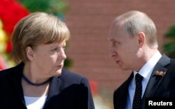 Канцлер Німеччини Анґела Меркель і президент Росії Володимир Путін. Москва, 10 травня 2015 року