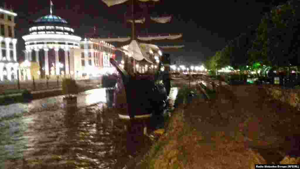 Галијата во реката Вардар при невремето во Скопје.
