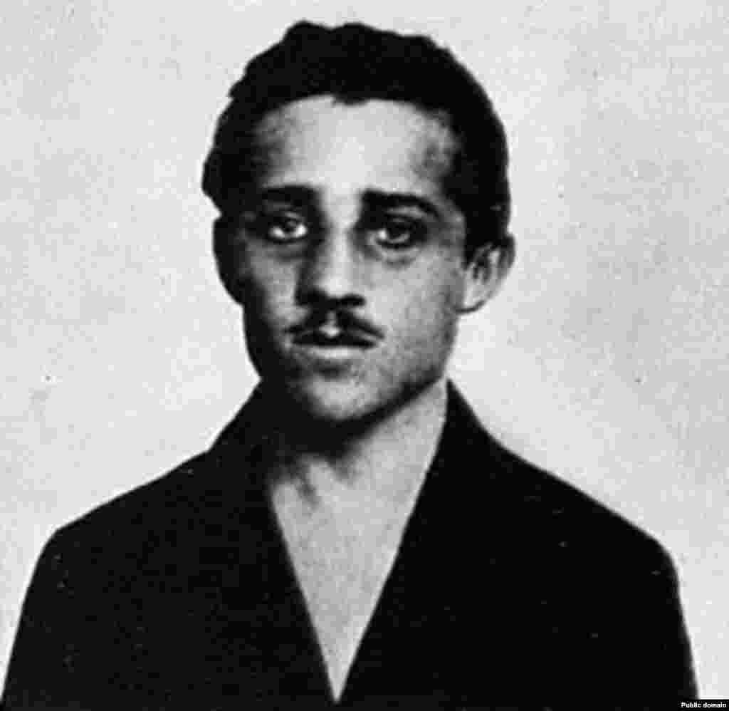  And it was then when the car stopped in front of Gavrilo Princip, one of the conspirators, who was on his way home thinking he had failed. Here - an archive photo of Gavrilo Princip. 