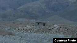 Снесенный дом (обведен красным) на спорной территории на границе Кыргызстана и Таджикистана.