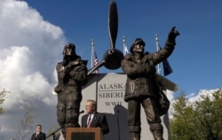 Spomenik u Ferbanksu američkim pilotima koji su skoro 8.000 američkih aviona dovezli na Aljasku i sovjetskim pilotima koji su ih odatle odvezli do Sibira u okviru Zajma i najma.