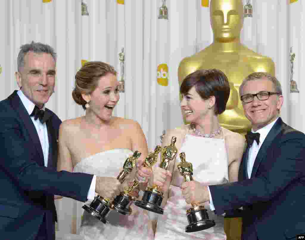 Daniel Day-Lewis, Jennifer Lawrence, Anne Hathaway i Christoph Waltz sa osvojenim Oscarima, Hollywood, 24. februar 2013. Foto: AFP / Joe Klamar 