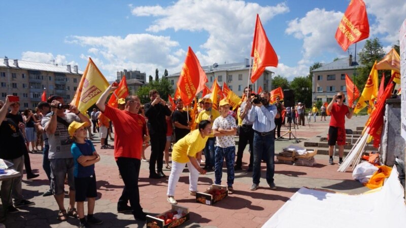 Казанда пенсия яшен арттыруга каршы митингта Медведев исеме язылган плакатка черек помидорлар аттылар