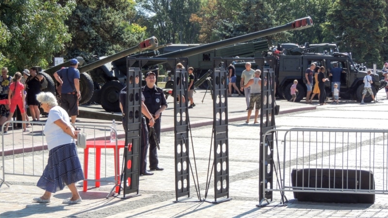 Дети с винтовками и Ленин «под прицелом»: выставка военной техники в Керчи (фотогалерея)