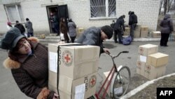 Жители Донбасса получили гумпомощь от Красного креста