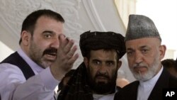Solda Əhməd Vəli Karzai, sağda Həmid Karzai 