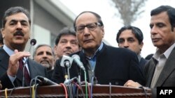 Pakistani Prime Minister Yousaf Raza Gilani (left) with PML-Q leaders Chaudhry Shujaat Hussain (center) and Chaudhry Pervez Elahi. They may see an advantage in keeping his government afloat.