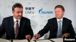 Австрияның OMV компаниясының басшысы Герхард Росс (сол жақта) пен "Газпром" басшысы Алексей Миллер "Оңтүстік ағын" газ құбырының австриялық бөлігін салу туралы келісімге қол қойды. Вена, 24 маусым 2014 жыл.