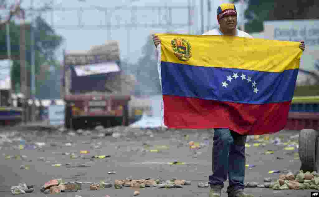 ВЕНЕЦУЕЛА - Претседателот на Венецуела Николас Мадуро објави дека владата ќе ја намали должината на работниот ден и ќе ги затвори училиштата во обид да ја рационализира потрошувачката на електричната енергија во услови на постојани прекини на снабдувањето со струја.