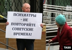 „Pszichiáterek! Ne ismételjétek a szovjet időket” – áll egy tüntető tábláján a moszkvai Zamoszkvoreckij Bíróság épülete előtt, ahol Mihail Koszenko pere folyt. Moszkva, 2013. október 8.