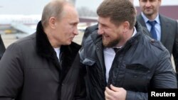 Vladimir Putin (solda) və Ramzan Kadyrov