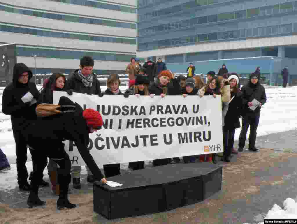 Performans &quot;Sahrana ljudskih prava u BiH&quot; na sarajevskim ulicama, 10. decembar 2012.