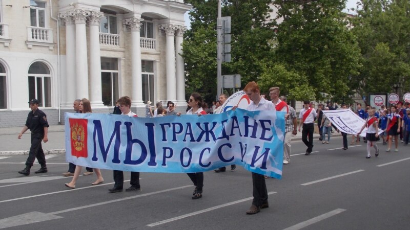 В Севастополе школьники маршировали в военной форме и пионерских галстуках (+ фото, видео)