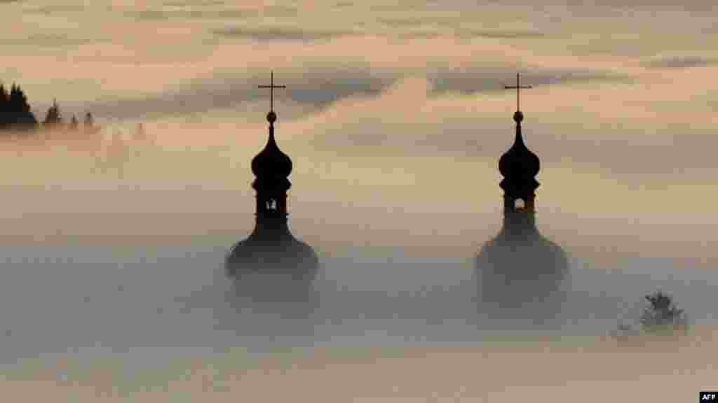 Turnurile Abaţiei Sf.Petru din munţii Pădurea Neagră, Germania, 27 decembrie. (Foto: Rolf Haid pentru AFP)