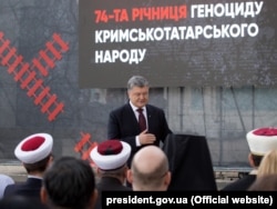 Президент Украины Петр Порошенко во время мероприятий, посвященных Дню памяти жертв геноцида крымскотатарского народа. Киев, 18 мая 2018 года