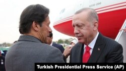 د پاکستان وزیر اعظم عمران خان پر هوايي ډګر له ولسمشر اردوغان سره.